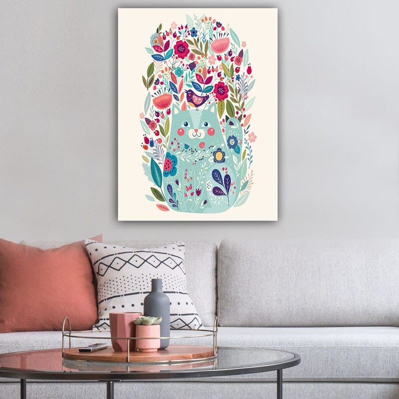Canvastavla 70x100 cm - Söt katt omgiven av färgglada blommor och växter - Mintgrön / Mörkblå / Rosa - Inredning - Tavlor & posters - Canvastavla