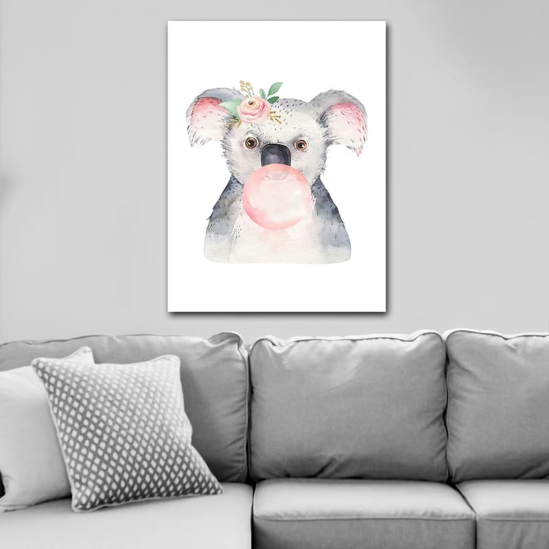 Canvastavla 70x100 cm - Söt koala som blåser bubbelgum med en blomma i örat - Grå / Rosa / Grön - Inredning - Tavlor & posters - Canvastavla