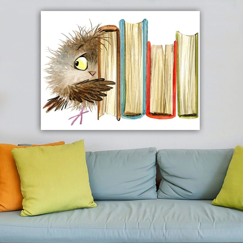 Canvastavla 70x100 cm - Söt uggla som kikar fram bakom böcker - Brun / Gul / Röd - Inredning - Tavlor & posters - Canvastavla