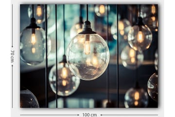 Canvastavla 70x100 cm - Samling av hängande glödlampor i olika storlekar som skapar en atmosfär av värme och ljus - Klar / Svart / Guld - Inredning - Tavlor & posters - Canvastavla