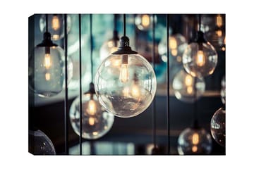 Canvastavla 70x100 cm - Samling av hängande glödlampor i olika storlekar som skapar en atmosfär av värme och ljus - Klar / Svart / Guld - Inredning - Tavlor & posters - Canvastavla
