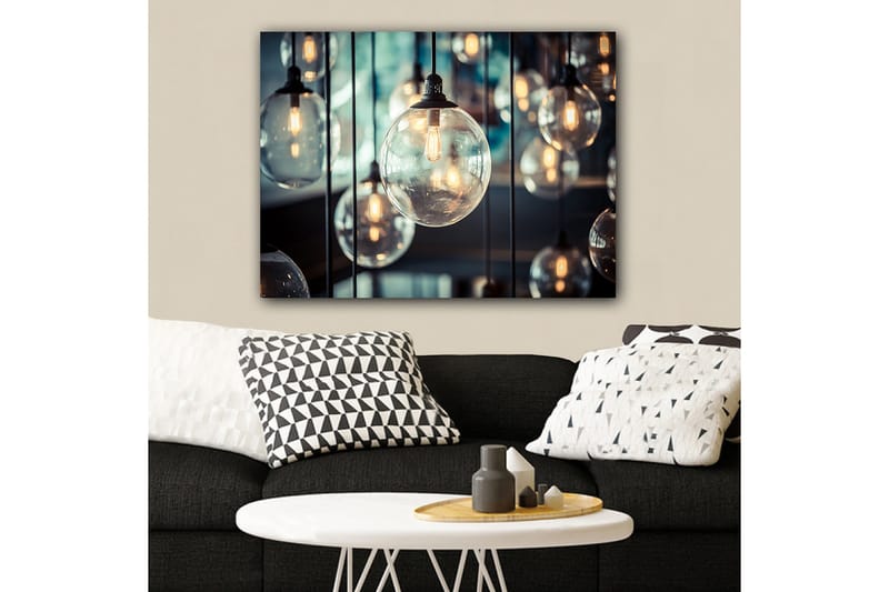 Canvastavla 70x100 cm - Samling av hängande glödlampor i olika storlekar som skapar en atmosfär av värme och ljus - Klar / Svart / Guld - Inredning - Tavlor & posters - Canvastavla