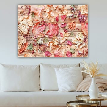Canvastavla 70x100 cm - Samling av höstlöv i olika färger som ligger på en träyta - Röd / Gul / Grön - Inredning - Tavlor & posters - Canvastavla