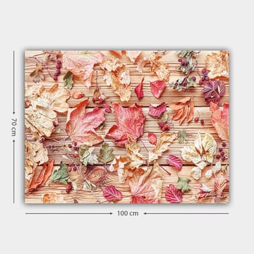 Canvastavla 70x100 cm - Samling av höstlöv i olika färger som ligger på en träyta - Röd / Gul / Grön - Inredning - Tavlor & posters - Canvastavla