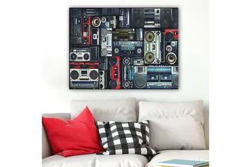 Canvastavla 70x100 cm - Samling av retro ljudsystem och kassettspelare i olika storlekar och former - Röd / Svart / Grå - Inredning - Tavlor & posters - Canvastavla