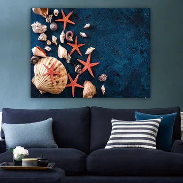 Canvastavla 70x100 cm - Samling av snäckor och sjöstjärnor på en djupblå yta - Djupblå / Röd / Beige - Inredning - Tavlor & posters - Canvastavla