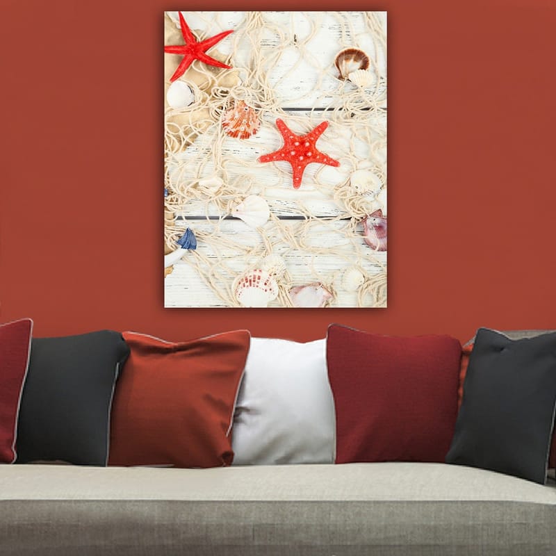 Canvastavla 70x100 cm - Samling av snäckor och stjärnformade sjöstjärnor på ett nät - Röd / Beige / Vit - Inredning - Tavlor & posters - Canvastavla
