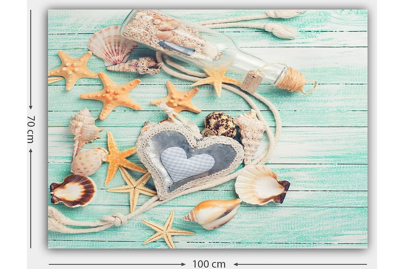 Canvastavla 70x100 cm - Samling av snäckor och stjärnor på en träyta med en flaska och ett hjärtformat föremål i fokus - Ljusblå / Beige / Orange - Inredning - Tavlor & posters - Canvastavla