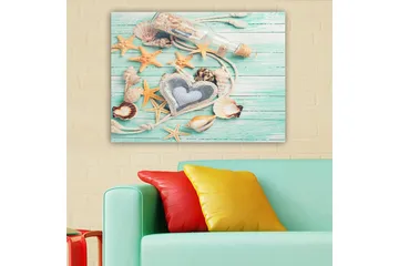 Canvastavla 70x100 cm - Samling av snäckor och stjärnor på en träyta med en flaska och ett hjärtformat föremål i fokus - Ljusblå / Beige / Orange - Inredning - Tavlor & posters - Canvastavla