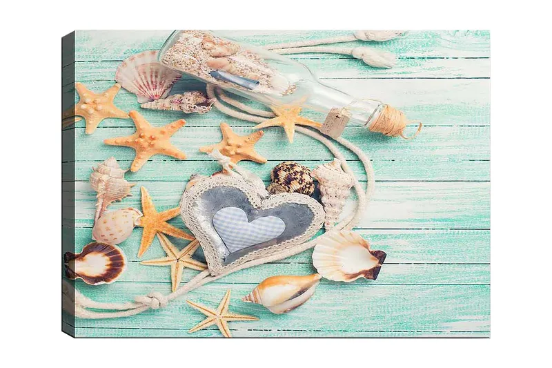 Canvastavla 70x100 cm - Samling av snäckor och stjärnor på en träyta med en flaska och ett hjärtformat föremål i fokus, Ljusblå / Beige / Orange