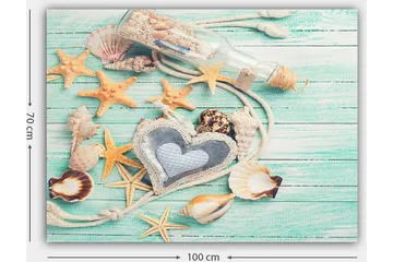 Canvastavla 70x100 cm - Samling av snäckor och stjärnor på en träyta med en flaska och ett hjärtformat föremål i fokus - Ljusblå / Beige / Orange - Inredning - Tavlor & posters - Canvastavla