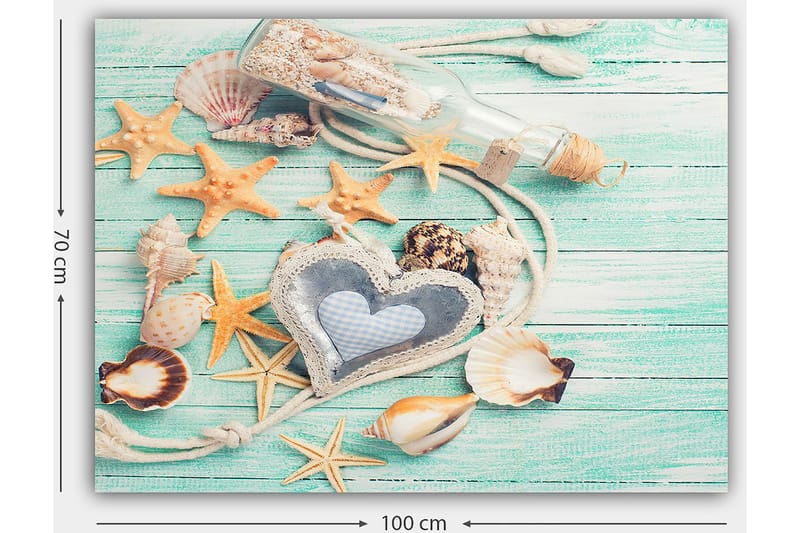 Canvastavla 70x100 cm - Samling av snäckor och stjärnor på en träyta med en flaska och ett hjärtformat föremål i fokus - Ljusblå / Beige / Orange - Inredning - Tavlor & posters - Canvastavla