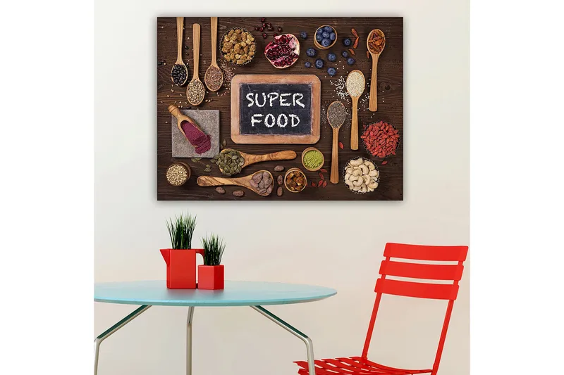 Canvastavla 70x100 cm - Samling av superfoods arrangerade på en träyta med en tavla som visar texten SUPER FOOD - Röd / Grön / Svart - Inredning - Tavlor & posters - Canvastavla