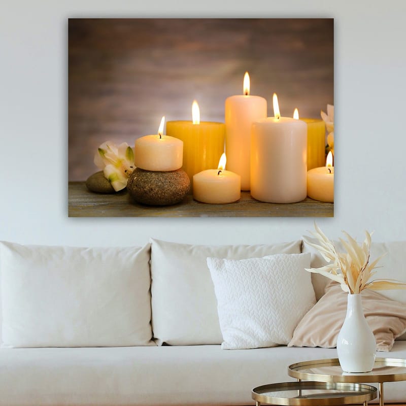 Canvastavla 70x100 cm - Samling av tända ljus i olika former och storlekar, omgivna av stenar och en blomma - Gult / Vitt / Beige - Inredning - Tavlor & posters - Canvastavla