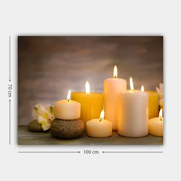 Canvastavla 70x100 cm - Samling av tända ljus i olika former och storlekar, omgivna av stenar och en blomma - Gult / Vitt / Beige - Inredning - Tavlor & posters - Canvastavla
