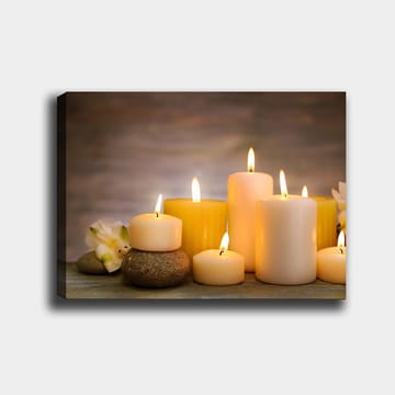 Canvastavla 70x100 cm - Samling av tända ljus i olika former och storlekar, omgivna av stenar och en blomma - Gult / Vitt / Beige - Inredning - Tavlor & posters - Canvastavla