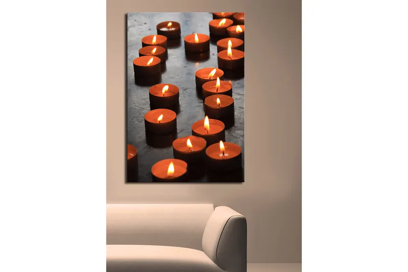 Canvastavla 70x100 cm - Samling av tända värmeljus som skapar en varm och inbjudande atmosfär - Orange / Svart - Inredning - Tavlor & posters - Canvastavla