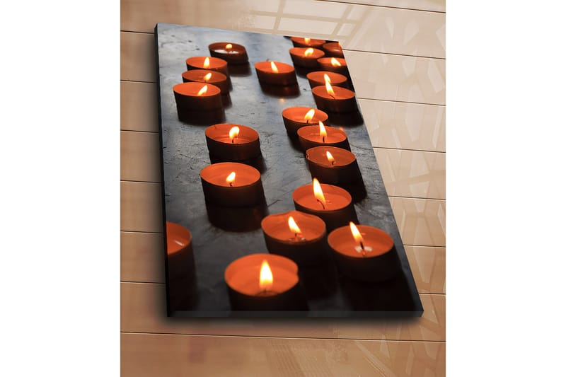 Canvastavla 70x100 cm - Samling av tända värmeljus som skapar en varm och inbjudande atmosfär - Orange / Svart - Inredning - Tavlor & posters - Canvastavla