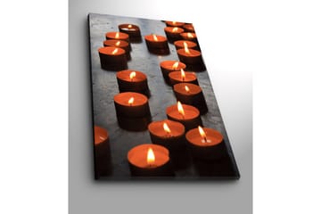 Canvastavla 70x100 cm - Samling av tända värmeljus som skapar en varm och inbjudande atmosfär - Orange / Svart - Inredning - Tavlor & posters - Canvastavla