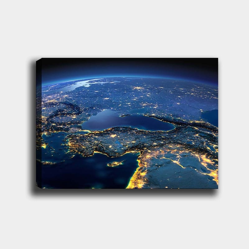 Canvastavla 70x100 cm - Satellitbild som visar Europa och delar av Asien med nattliga ljus och havsytor, Mörkblå / Ljusgul / Grå