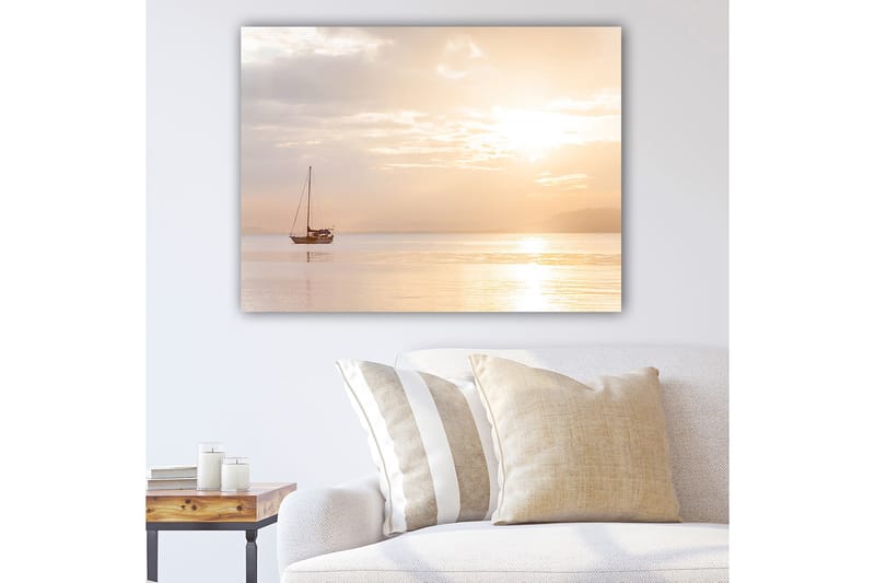 Canvastavla 70x100 cm - Segelbåt glider fram över en spegelblanka sjö i ett mjukt, gyllene ljus, Guld / Ljusbrun / Beige