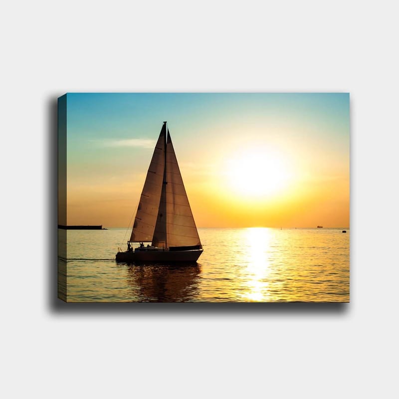 Canvastavla 70x100 cm - Segelbåt glider fram över en spegelblanka sjö i solnedgångens gyllene ljus, Guld / Blå / Vit