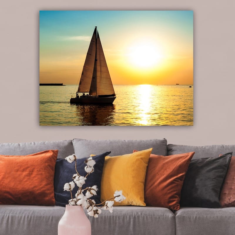 Canvastavla 70x100 cm - Segelbåt glider fram över en spegelblanka sjö i solnedgångens gyllene ljus - Guld / Blå / Vit - Inredning - Tavlor & posters - Canvastavla