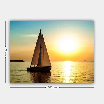 Canvastavla 70x100 cm - Segelbåt glider fram över en spegelblanka sjö i solnedgångens gyllene ljus - Guld / Blå / Vit - Inredning - Tavlor & posters - Canvastavla