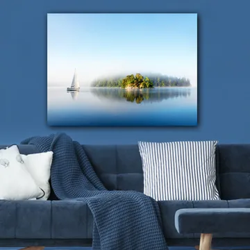 Canvastavla 70x100 cm - Segelbåt glider fram över en spegelblanka sjö med en dimmig ö i bakgrunden - Blå / Grön / Vit - Inredning - Tavlor & posters - Canvastavla