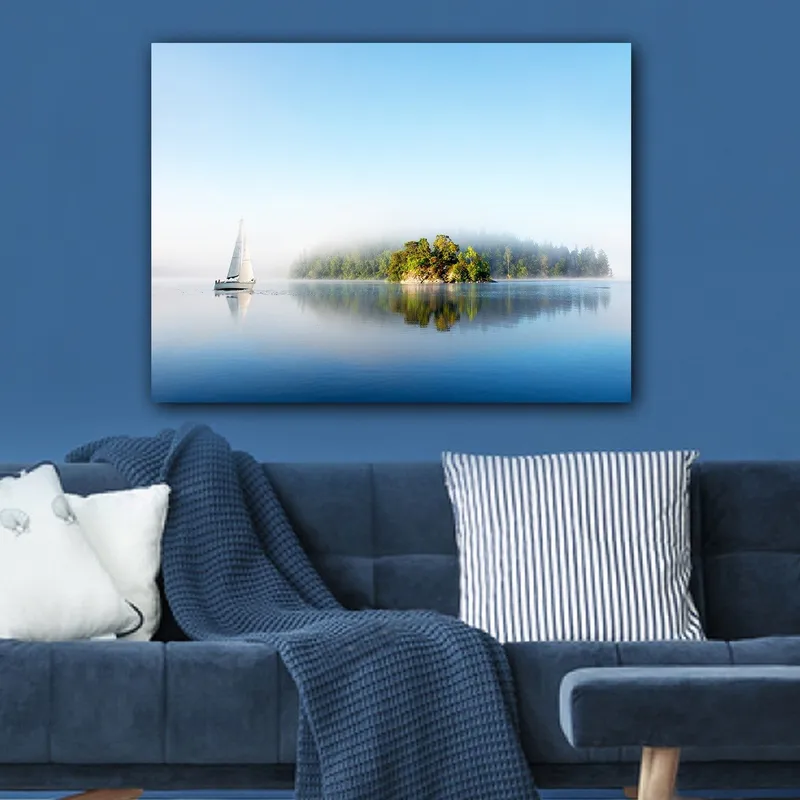 Canvastavla 70x100 cm - Segelbåt glider fram över en spegelblanka sjö med en dimmig ö i bakgrunden - Blå / Grön / Vit - Inredning - Tavlor & posters - Canvastavla