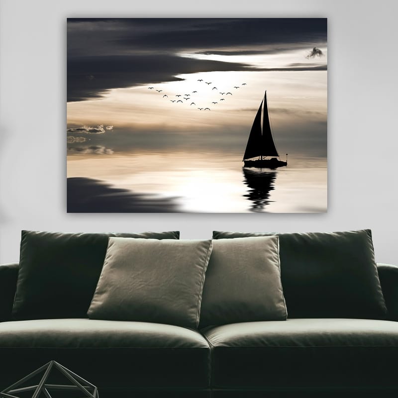 Canvastavla 70x100 cm - Segelbåt glider fram över en spegelblanka yta under en dramatisk himmel med fåglar som flyger förbi - Svart / Grå / Vit - Inredning - Tavlor & posters - Canvastavla