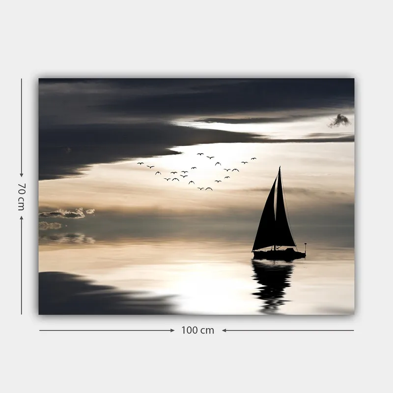 Canvastavla 70x100 cm - Segelbåt glider fram över en spegelblanka yta under en dramatisk himmel med fåglar som flyger förbi - Svart / Grå / Vit - Inredning - Tavlor & posters - Canvastavla