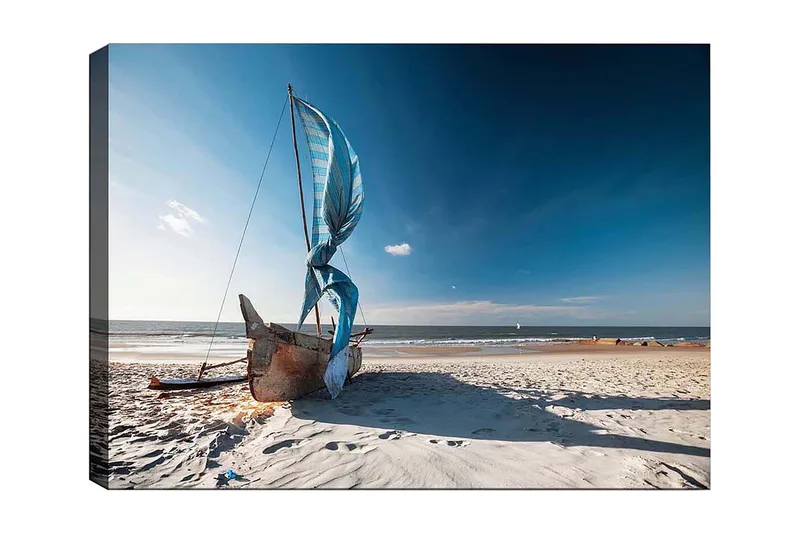 Canvastavla 70x100 cm - Segelbåt med blå segel på en strand - Blå / Beige / Brun - Inredning - Tavlor & posters - Canvastavla