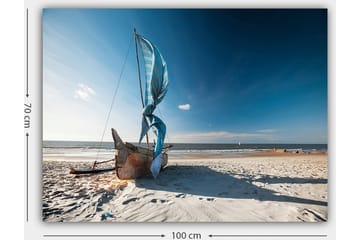 Canvastavla 70x100 cm - Segelbåt med blå segel på en strand - Blå / Beige / Brun - Inredning - Tavlor & posters - Canvastavla