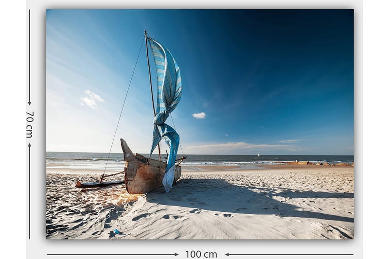 Canvastavla 70x100 cm - Segelbåt med blå segel på en strand - Blå / Beige / Brun - Inredning - Tavlor & posters - Canvastavla