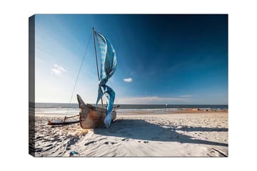 Canvastavla 70x100 cm - Segelbåt med blå segel på en strand - Blå / Beige / Brun - Inredning - Tavlor & posters - Canvastavla