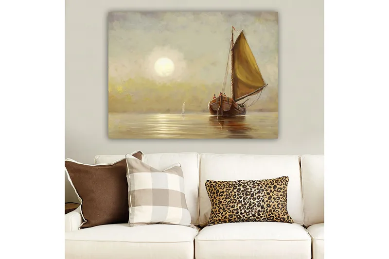 Canvastavla 70x100 cm - Segelbåt med bruna detaljer och en stor gul segel i en stilla sjö under en mjuk soluppgång - Gul / Brun / Beige - Inredning - Tavlor & posters - Canvastavla