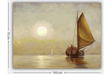 Canvastavla 70x100 cm - Segelbåt med bruna detaljer och en stor gul segel i en stilla sjö under en mjuk soluppgång - Gul / Brun / Beige - Inredning - Tavlor & posters - Canvastavla