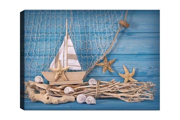 Canvastavla 70x100 cm - Segelbåt med stjärnformade sjöstjärnor och snäckor på en träig bas, mot en blå bakgrund - Blå / Beige / Vit - Inredning - Tavlor & posters - Canvastavla