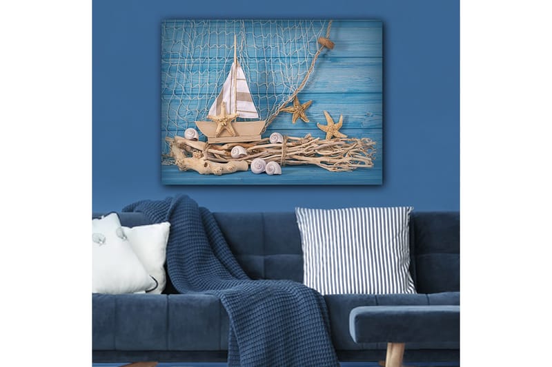 Canvastavla 70x100 cm - Segelbåt med stjärnformade sjöstjärnor och snäckor på en träig bas, mot en blå bakgrund - Blå / Beige / Vit - Inredning - Tavlor & posters - Canvastavla