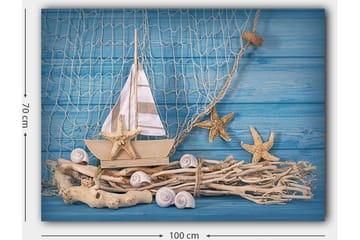Canvastavla 70x100 cm - Segelbåt med stjärnformade sjöstjärnor och snäckor på en träig bas, mot en blå bakgrund - Blå / Beige / Vit - Inredning - Tavlor & posters - Canvastavla