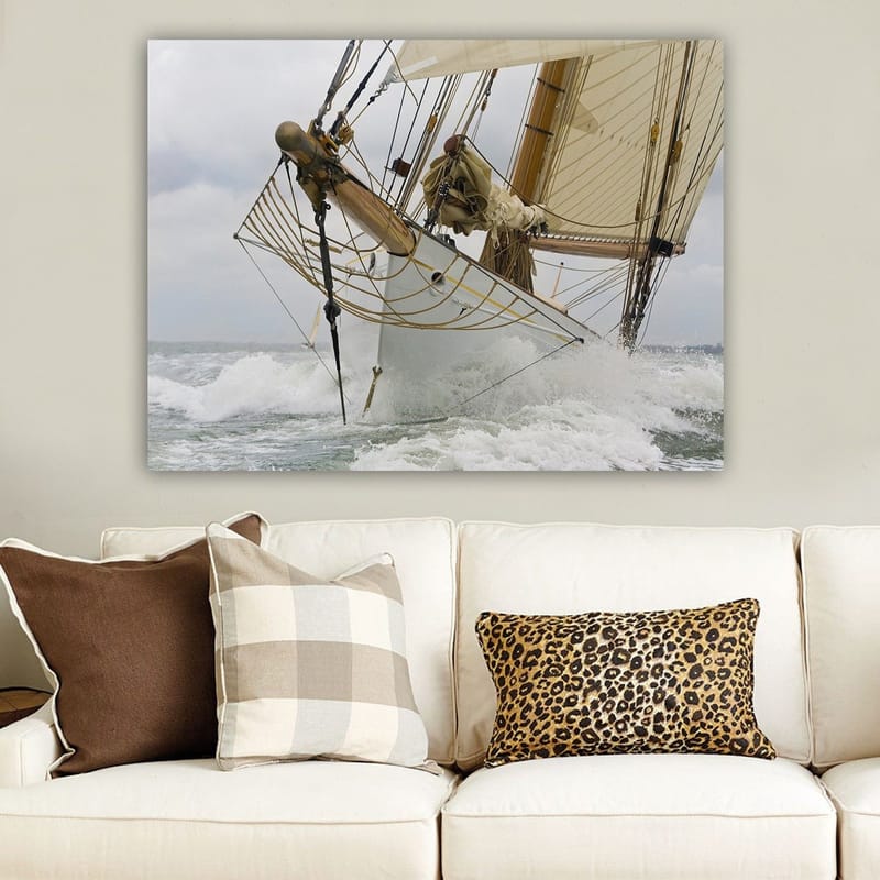 Canvastavla 70x100 cm - Segelbåt som kraftfullt navigerar genom vågorna - Vit / Beige / Brun - Inredning - Tavlor & posters - Canvastavla