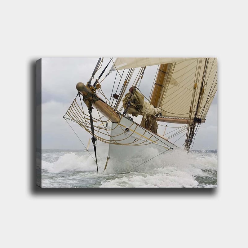 Canvastavla 70x100 cm - Segelbåt som kraftfullt navigerar genom vågorna, Vit / Beige / Brun