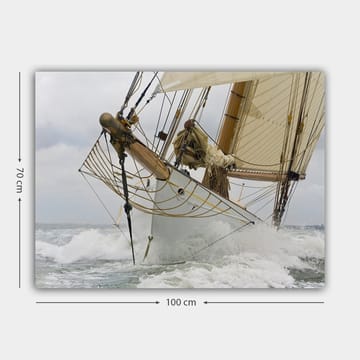 Canvastavla 70x100 cm - Segelbåt som kraftfullt navigerar genom vågorna - Vit / Beige / Brun - Inredning - Tavlor & posters - Canvastavla