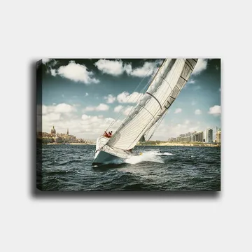 Canvastavla 70x100 cm - Segelbåt som navigerar genom vågorna under en klar himmel med moln - Blå / Vit / Grå - Inredning - Tavlor & posters - Canvastavla