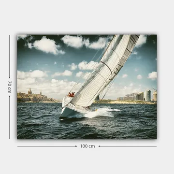 Canvastavla 70x100 cm - Segelbåt som navigerar genom vågorna under en klar himmel med moln - Blå / Vit / Grå - Inredning - Tavlor & posters - Canvastavla