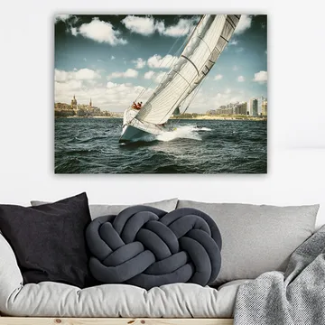 Canvastavla 70x100 cm - Segelbåt som navigerar genom vågorna under en klar himmel med moln - Blå / Vit / Grå - Inredning - Tavlor & posters - Canvastavla