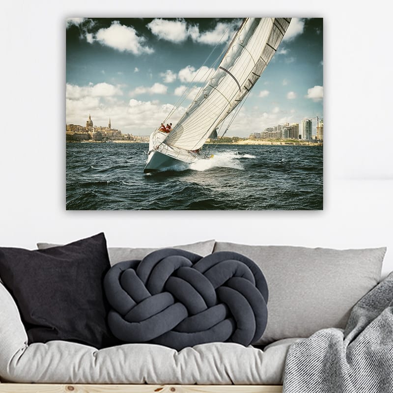 Canvastavla 70x100 cm - Segelbåt som navigerar genom vågorna under en klar himmel med moln - Blå / Vit / Grå - Inredning - Tavlor & posters - Canvastavla