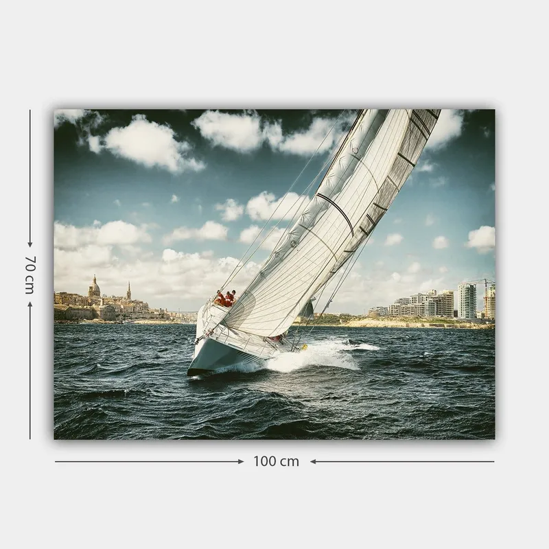 Canvastavla 70x100 cm - Segelbåt som navigerar genom vågorna under en klar himmel med moln - Blå / Vit / Grå - Inredning - Tavlor & posters - Canvastavla