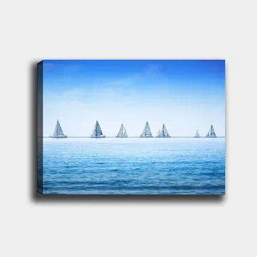 Canvastavla 70x100 cm - Segelbåtar som glider fram över en lugn sjö under en klar blå himmel - Blå / Vit - Inredning - Tavlor & posters - Canvastavla